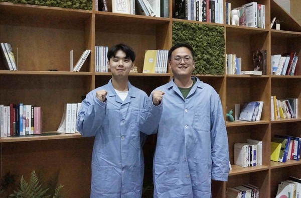 한국기술교육대학교 에너지신소재화학공학부 심영석 교수 연구팀(주저자 조윤행 석사과정생)이 빛으로 작동하는 스마트 센서를 개발해 식물의 호흡 환경과 건강 상태를 실시간으로 진단할 수 있는 광활성 기반 식물 건강 모니터링 플랫폼을 구현했다.(사진제공=한국기술교육대)