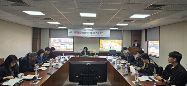 천안시는 14일 SK마이크로웍스솔루션즈(주)에서 화학물질 배출저감 지역협의체 회의를 열고  배출 저감 이행 현장 확인과 적정성 등을 논의하고 있다. (사진제공=천안시)