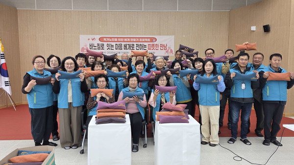 충남 서천군 기산면주민자치회는 지난 11일 바느질공예 회원 등 자원봉사자 50여명과 함께 독거노인을 위한 ‘바느질로 잇는 마음, 베개로 전하는 따뜻한 나눔’ 봉사활동을 진행했다.(사진제공=서천군)