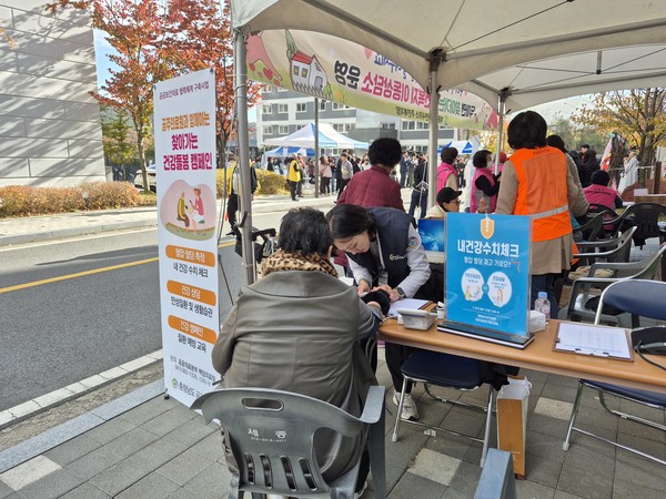 공주의료원 책임의료팀은 지난 11일부터 관내 두마면 주민 건강증진을 위해 캠페인과 함께 지원에 나섰다.(사진제공=공주의료원)