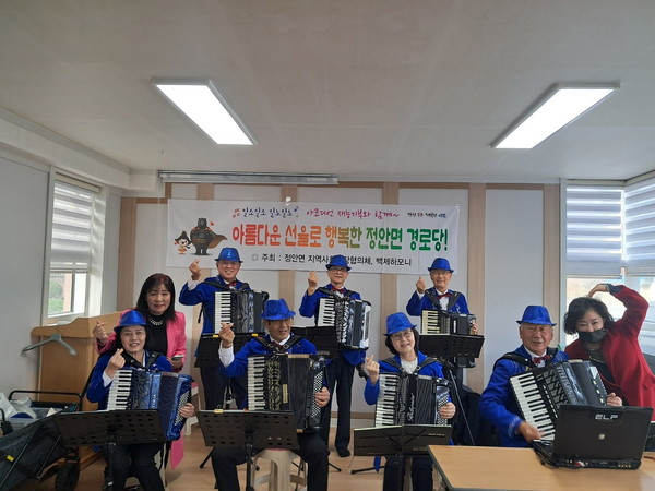 공주시 정안면 지역사회보장협의체(공동위원장 박부화, 김진선)는 최근 전평리 경로당에서 ‘백제하모니’와 함께 아코디언 재능기부 공연을 진행했다고 14일 밝혔다.(사진제공=시 정안면).
