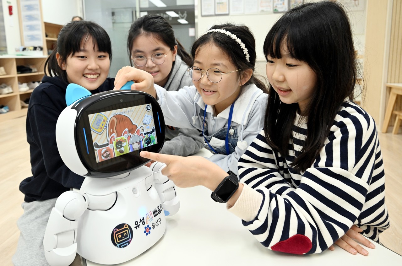 생성형 AI 기능을 탑재한 교육용 놀이로봇. (사진제공=대전 유성구)