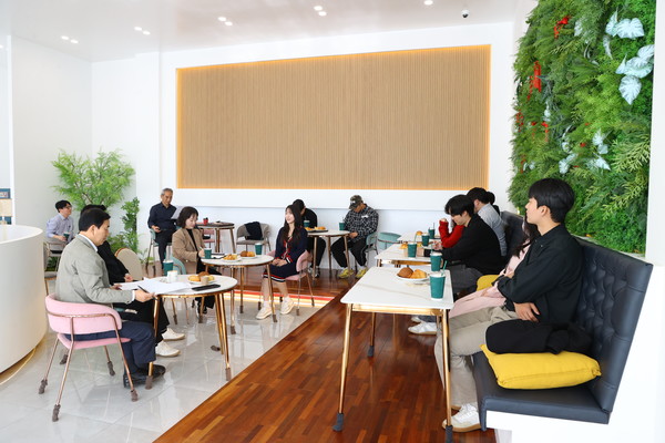 조길형 시장이 청년들의 이야기를 듣고 있다. (사진제공=충주시)