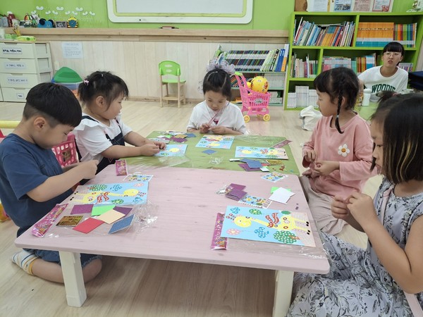 충주시가족센터 서충주 공동육아나눔터 1호점에서 놀이체험 하는 아이들 (사진제공=충주시)