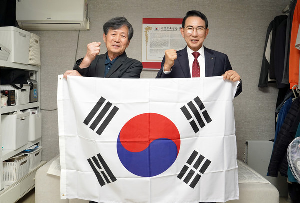 이완섭 서산시장이 14일 부춘동에 거주하고 있는 애국지사 이봉하 선생의 자녀 이완성 씨를 만나 감사의 뜻을  전하는 모습(사진제공= 서산시).