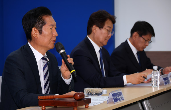 더불어민주당 정청래 대표가 14일 오전 부산 동구 민주당 부산시당에서 열린 부산 현장최고위원회에서 발언하고 있다.[사진=연합뉴스]