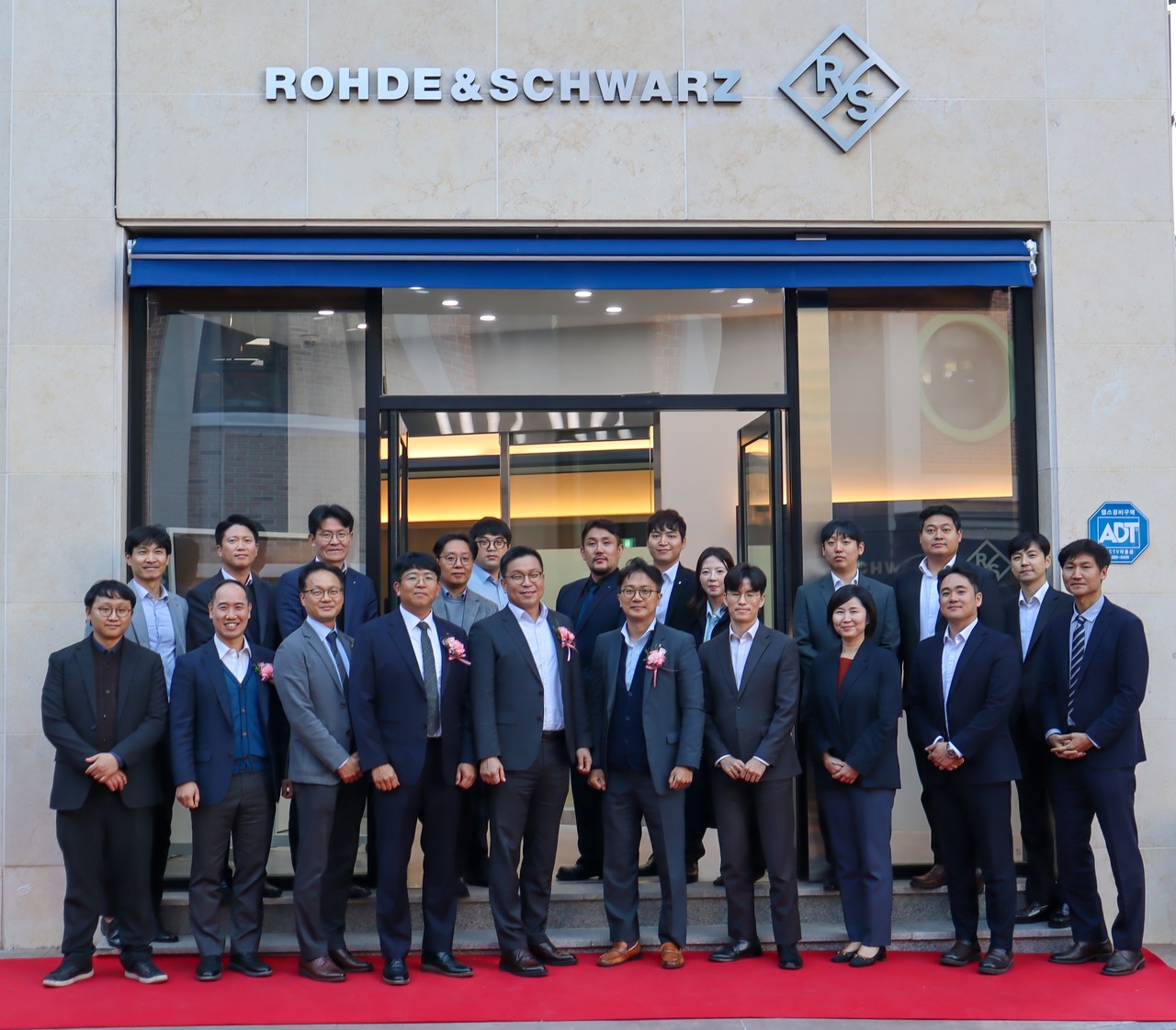 로데슈바르즈코리아 대전 사무소 확장 이전식에 참석한 임직원들이 기념사진을 촬영하고 있다. (사진제공=로데슈바르즈코리아)