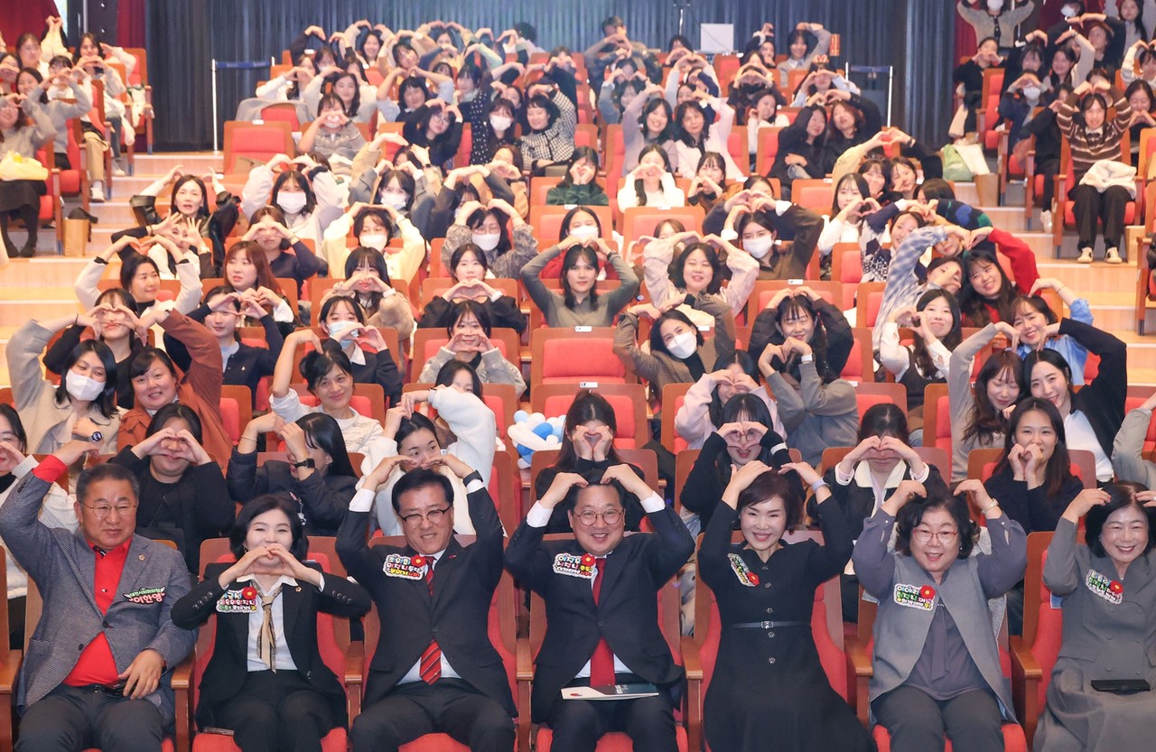 이장우 대전시장이 14일 직장어린이집 보육교직원 연수에 참석해 보육교직원들의 노고를 격려했다.(사진제공=대전시)