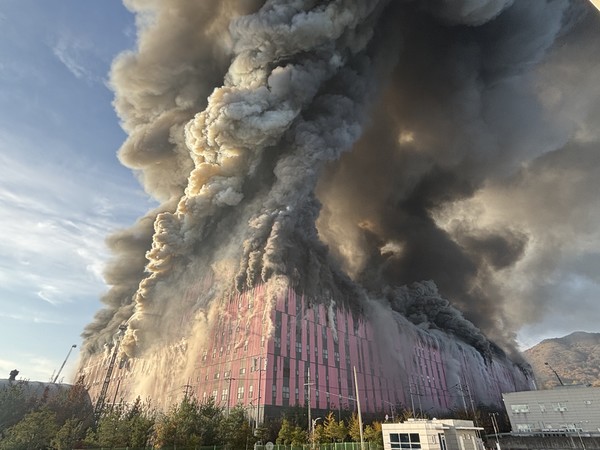 천안시 동남구 풍세면에 위치한 이랜드패션 물류센터(풍세산업단지)에서 15일 오전 대형 화재가 발생해 소방당국이 대응 2단계까지 발령하며 진압에 나섰다. (사진=독자제공)