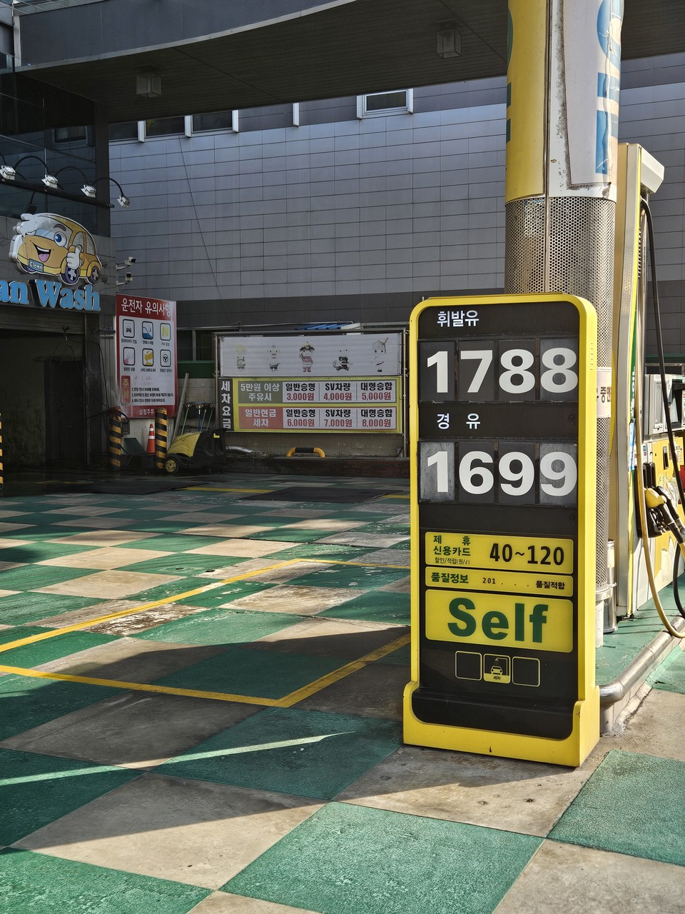 국내 휘발유와 경유 가격이 3주 연속 오름세를 이어갔다. 한국석유공사 유가공시시스템 오피넷이 발표한 자료에 따르면 11월 2주 전국 평균 판매가격은 휘발유 ℓ당 1703.9원(+전주 대비 18.4원), 경유 1598.0원(+29.8원)으로 나타났다. 다만 국제유가는 주요 전망 보고서 발표 이후 공급 과잉 우려로 하락했으나 러시아 공급 감소 가능성이 낙폭을 제한했다.