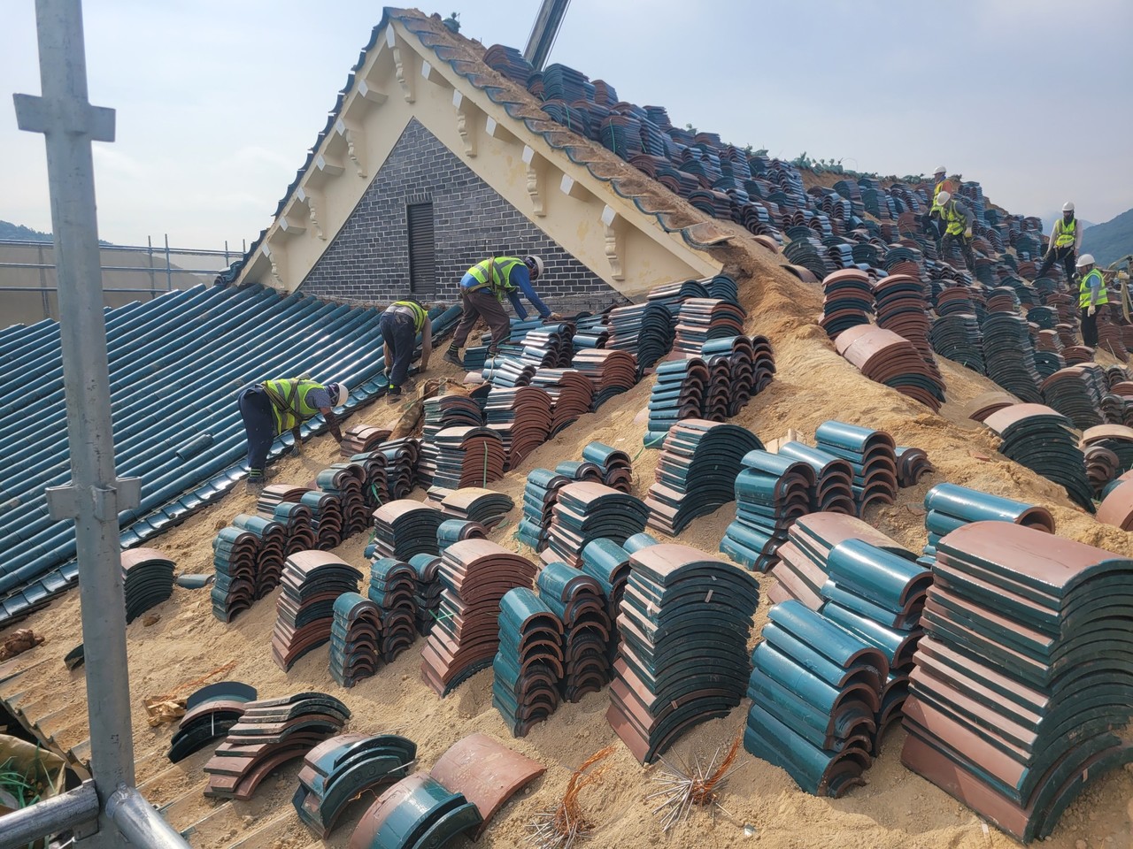 국립대전현충원이 15일 현충문 지붕 노후 기와 교체하고 준공에 들어간다.(사진제공=대전현충원)