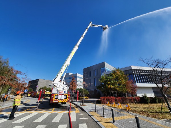 14일 교육정보재해복구센터에서 화재 대응훈련을 실시하고 있다.(사진제공=세종북부소방서)