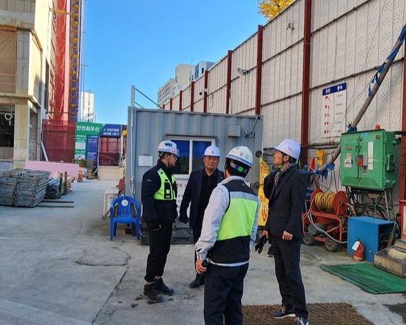14일 힐스테이트 선화 더와이즈 건설현장에 방문한 충남일보 박전규 사장(오른쪽) 등 관계자들이 백현호 현장소장(왼쪽)의 설명을 듣고 있다. (사진=김현수 기자)