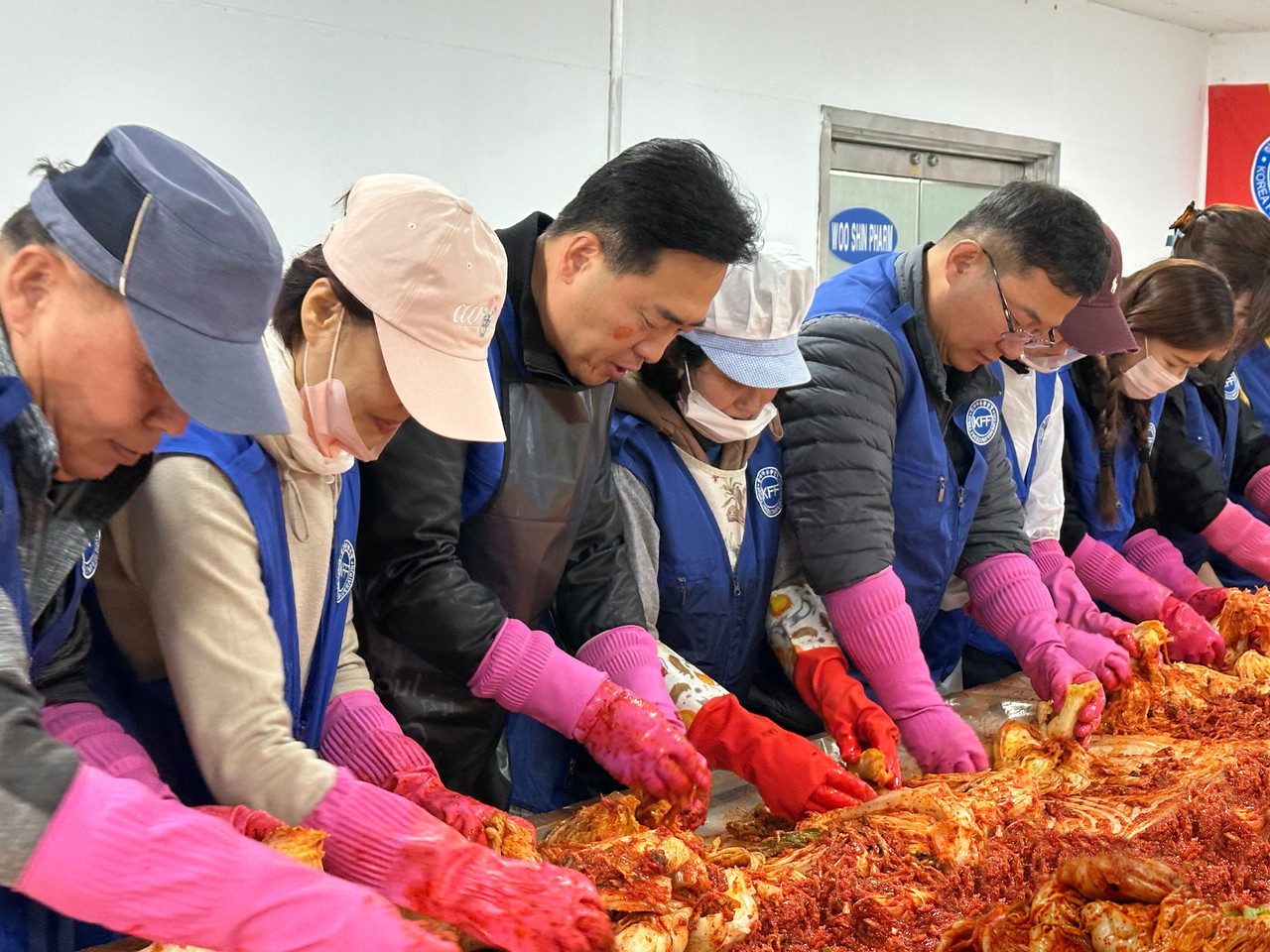 윤준호 한국자유총연맹 대전시지부 회장(왼쪽 3번째)가 봉사단 및 회원들과 15일 지부 사옥에서 김장을 담그고 있다. (사진제공=한국자유총연맹 대전시지부_
