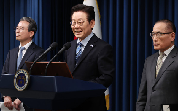 이재명 대통령이 14일 서울 용산 대통령실 기자회견장에서 한미 팩트시트 타결과 관련해 발표를 마친 뒤 취재진 질문에 답하고 있다.왼쪽부터 김용범 정책실장, 이재명 대통령, 위성락 국가안보실장.[사진=연합뉴스]