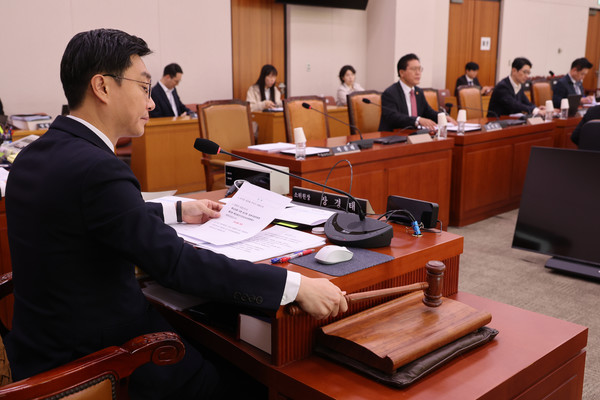 서울 여의도 국회에서 열린 법제사법위원회 예산결산기금심사소위원회에서 장경태 소위원장이 의사봉을 두드리고 있다.[사진=연합뉴스]