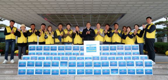 대한전문건설협회 태안군운영委, 김치 기탁 모습   (사진제공=태안군)