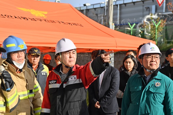 15일 충남 천안시 동남구 풍세산업단지 내 이랜드패션 물류센터에서 대형 화재가 발생한 가운데 김태흠 지사가 현장을 찾아 화재 진압 상황을 점검했다. 김 지사는 이날 오후 화재 현장 인근에 설치한 충남 긴급구조통제단을 찾아 진압대원 등을 격려한 뒤 성호선 도 소방본부장에게 화재 발생 및 진압 상황, 향후 대응 계획 등을 보고받았다.