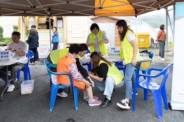 2025년 ‘찾아가는 마을봉사의 날’ 행사에서 자원봉사자들이 맞춤형 재능기부 봉사를 펼치고 있다. (사진제공=청양군)