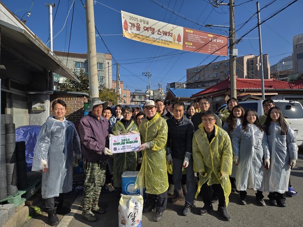 충북개발공사는 지난 15일 충북 청주시 우암동 및 내덕동 일원에서 ‘2025년 연탄나눔 마음나눔 봉사활동’을 실시했다. (사진제공=충북개발공사)