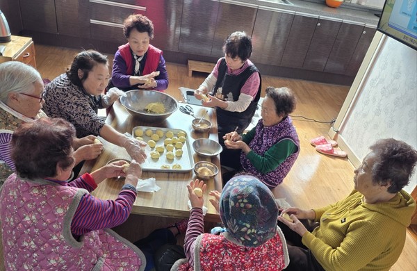 (사)대한노인회 영동군지회는 경로당 여가문화 강사지원사업의 일환으로 특별 프로그램인 ‘호떡 만들기 수업’을 관내 229개 경로당에서 운영하고 있다. (사진제공=영동군)