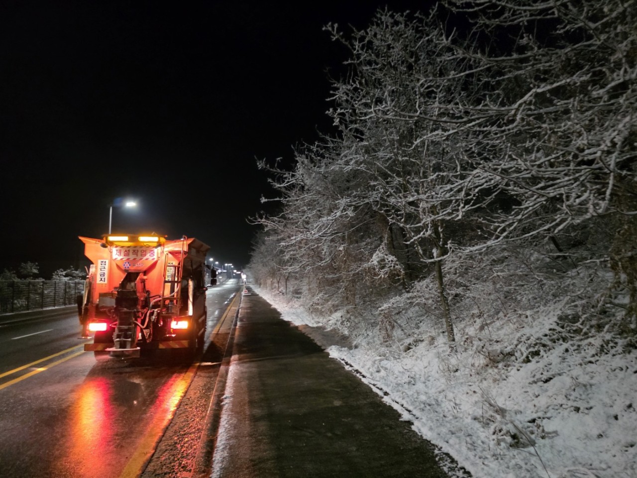 지난 겨울 유성구청 공무원이 주요 도로 제설작업을 실시하고 있다. (사진제공=대전 유성구)