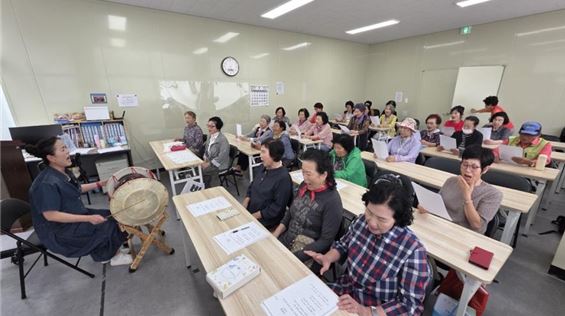 실버아뜰리에 교육 모습 (사짅제공=충주문화관광재단)
