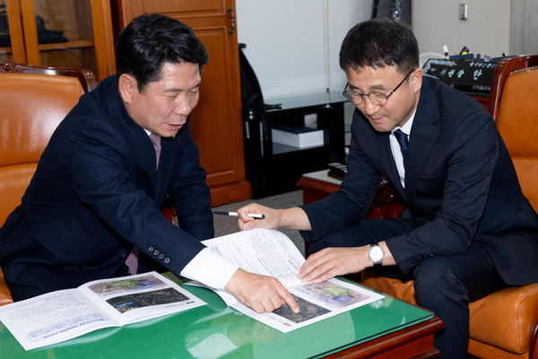 김창규 제천시장이 지난 14일 국회를 방문해 한병도 국회 예산결산특별위원회 위원장에게 제천시 주요 현안의 시급성과 정책적 필요성을 설명하고 있다. (사진제공=제천시)