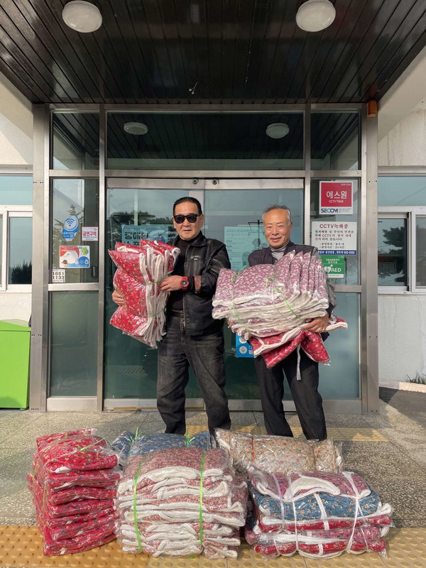 충남 서천군 특화시장 관리소장을 맡고 있는 문산면 신농1리 주민 홍경표 씨가 지난 14일 문산사랑후원회에 방한조끼 70여벌을 기부했다.(사진제공=서천군)