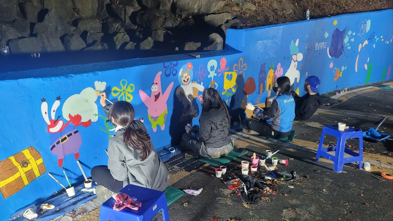 지난 13일부터 16일까지 성세시온의 집에서 진행된 벽화 그리기 봉사활동 현장. (사진제공=충남대학교)