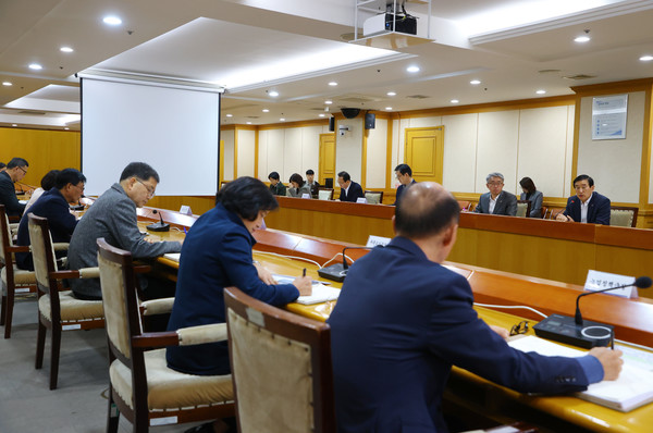 조길형 충주시장이 17일 현안 업무 회의를 진행했다. (사진제공=충주시)