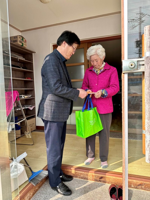 제86회 순국선열의 달 기념 독립유공자 유가족 위문 사진(사진 제공=홍성군 광천읍 맞춤형복지팀)