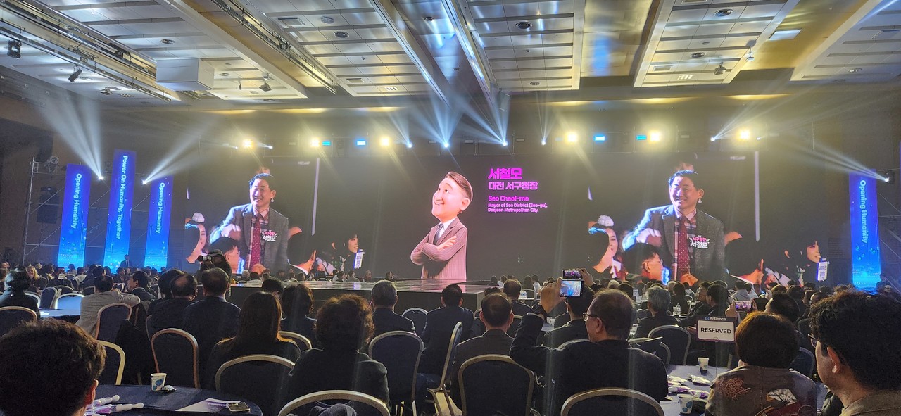 서철모 서구청장이 아바타와 함께 소개되며 참석자들의 관심을 끌었다. (사진=김현수 기자)