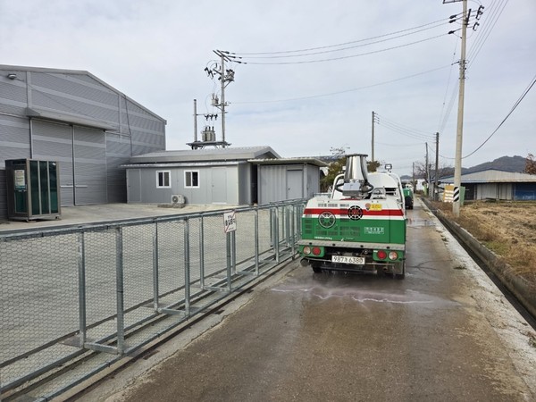 천안시 방역차량이 철새도래지 하천 인근 도로 및 농장 출입로를 소독하고 있다.(사진제공=천안시)