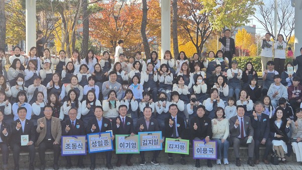 서산교육지원청, ‘2025 서산 환경교육한마당 개최 기념촬영 모습(사진제공=교육지원청)