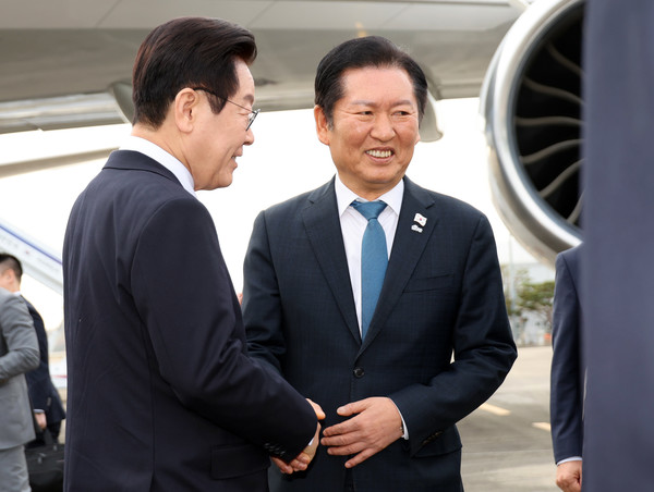 주요 20개국(G20) 정상회의 참석을 계기로 UAE·이집트·튀르키예 등 4개국 순방에 나서는 이재명 대통령이 17일 성남 서울공항에서 출국하기 전 더불어민주당 정청래 대표와 악수하고 있다. [사진=연합뉴스]