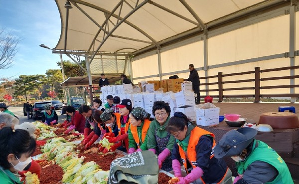 금산소방서 진산면 여성의용소방대 김장 나눔봉사활동 (사진제공=금산소방서)