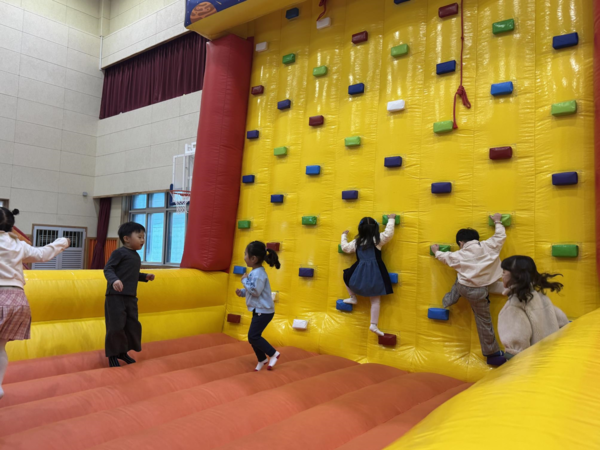 놀이로 배우는 여행의 즐거움, 공항놀이 체험(사진 제공=부여교육청)