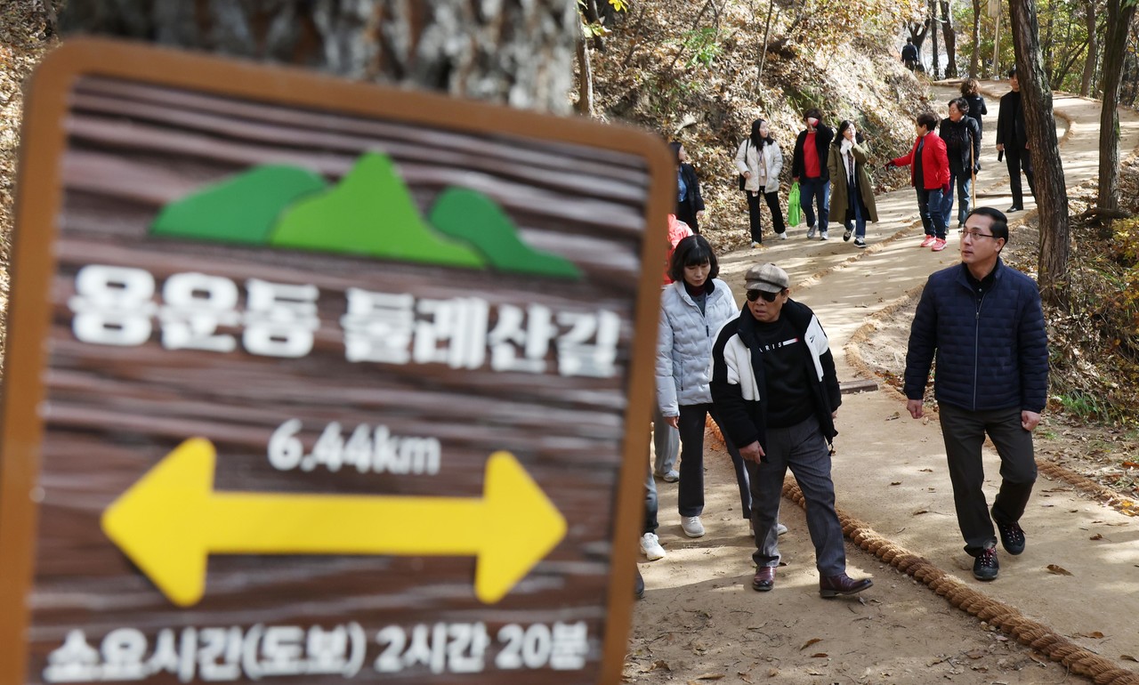 박희조 동구청장이 17일 성동산 맨발길을 주민들과 함께 걸으며 현장을 점검하고 있다. (사진제공=대전 동구)