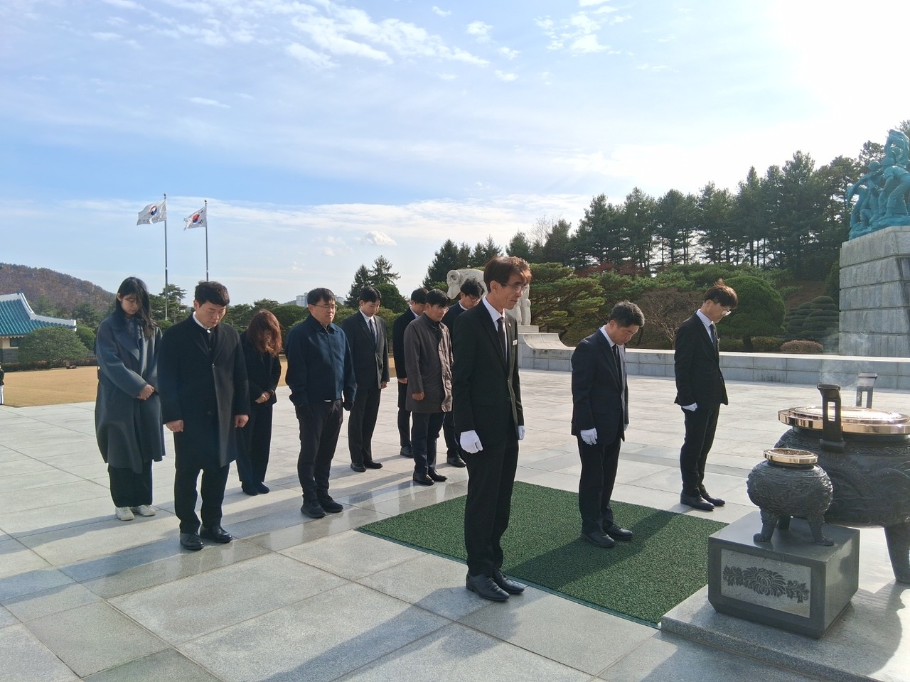 대전조달청이 17일 제86회 순국선열의 날을 맞아 정학수 청장과 직원들이 대전 유성구 국립대전현충원을 찾아 현충탑을 참배했다. 참배 이후에는 독립유공자 묘역을 방문해 일제강점기 비밀결사 상록회에 가입해 독립운동에 헌신한 신기철 지사의 묘를 찾아 헌화·묵념하며 애국정신을 기렸다. 정학수 청장은 “조국 광복을 위해 모든 것을 바치신 순국선열들께 깊은 경의를 표한다”며 “이번 참배가 선열과 애국지사들의 숭고한 나라사랑 정신을 되새기고 계승하는 계기가 되기를 바란다”고 말했다.