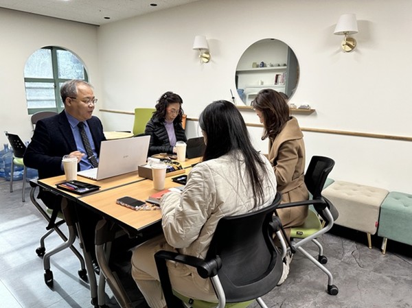 충남교육청은 지난 9월부터 운영해 온 ‘특수학교 찾아가는 전문가 수업코칭’이 11월을 끝으로 하반기 일정을 성공적으로 마무리했다고 17일 밝혔다. ‘찾아가는 전문가 수업코칭’은 특수교육 현장의 수업 전문성을 높이기 위해 전문가가 학교로 직접 찾아가 수업을 진단·코칭하는 현장밀착형 지원 프로그램이다.