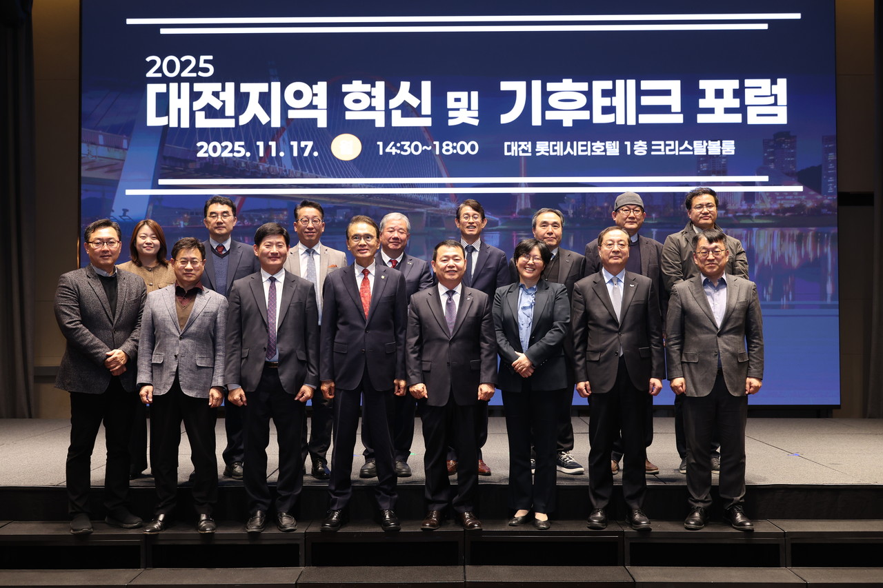 한국수자원공사가 117일 대전광역시 유성구 롯데시티호텔에서 ‘2025 대전지역 혁신 및 기후테크 포럼’을 개최했다. 이번 행사는 ‘지속가능한 지역산업 및 R&D(연구·개발) 발전을 위한 기후테크 육성방안’을 주제로, 대전을 기후테크 산업의 중심지로 육성하기 위한 전략과 실천방안을 논의하고자 마련됐다. (사진제공=수공)