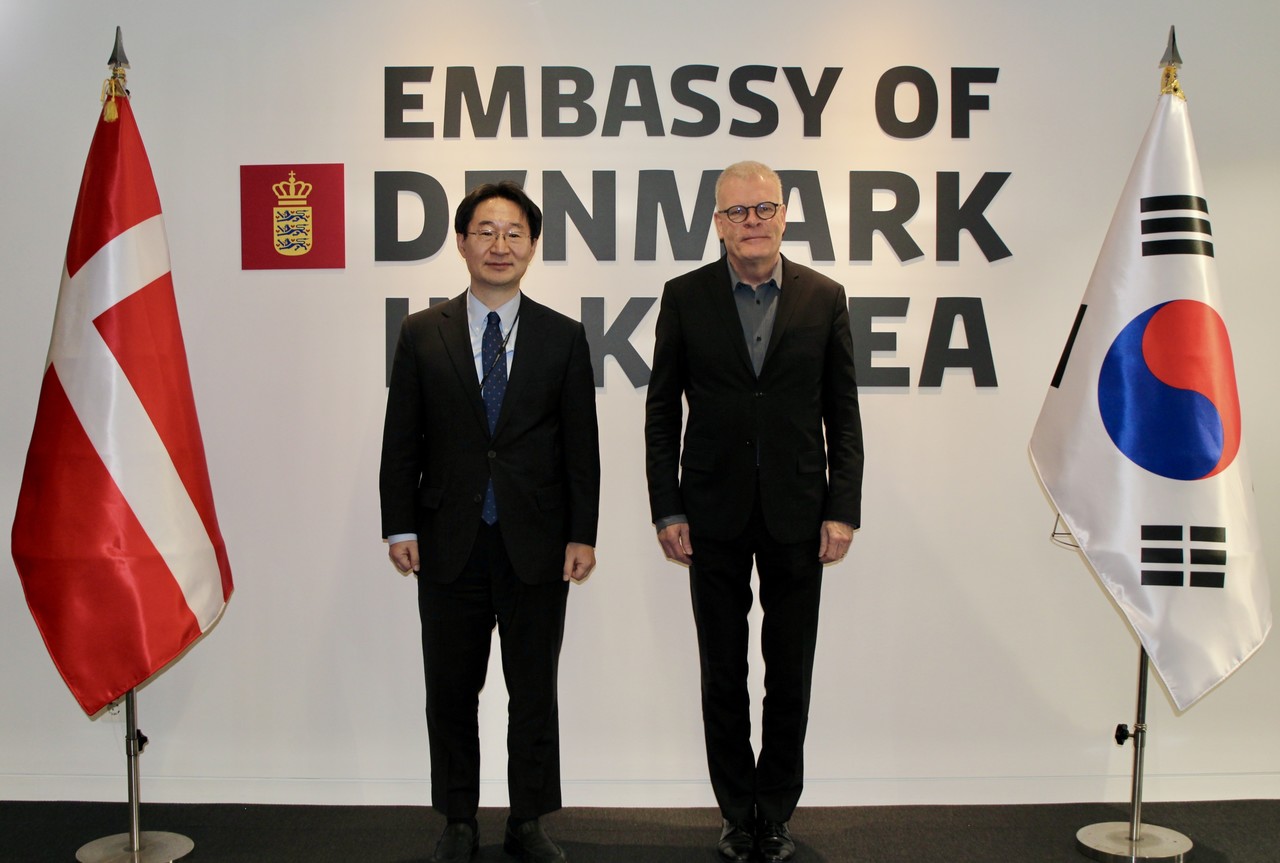 정희권 연구개발특구진흥재단 이사장(왼쪽)과 미카엘 헴니티 빈터 주한덴마크대사 업무협약식에서 기념사진 촬영을 하고 있다. (사진제공=특구재단)
