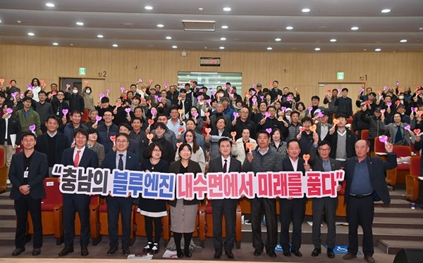 충남도는 17일 충남도서관 대강당에서 김태흠 지사를 비롯해 해양수산부, 유관단체협회장, 전문가, 내수면 어업인, 담당 공무원 등 250여 명이 참석한 가운데 ‘2025 내수면 발전 정책 토론회’를 개최했다고 밝혔다. 스마트양식 기반 확충 및 내수면 수산식품 산업화 등 내수면어업을 고부가가치 전략산업으로 육성하기 위한 정책 전환을 위해 마련한 이번 토론회는 ▲유공자 표창 ▲수산인과의 대화 ▲정책발표 ▲전문가 발표 ▲공개토론 ▲종합토론 등 순으로 진행됐다.