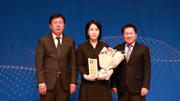 충남도는 공식 유튜브 채널 10만 구독자 달성과 함께 2025년 대한민국 주요 소통 어워즈에서 3관왕을 차지했다고 밝혔다. 지난 10월과 11월 제15회 2025 대한민국 SNS대상에서 광역지자체 부문 최우수상, 제18회 대한민국소통어워즈에서 종합대상(협회장상) 공공부문, 대한민국소셜미디어대상에서 광역자치단체부문 대상을 수상했다.