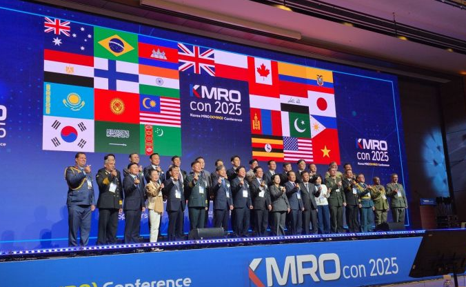 호텔 ICC에서 개최된 ‘2025 대한민국 MRO 국제컨퍼런스’ 참가자들이 기념사진을 촬영하고 있다. (사진제공=대전관광공사)