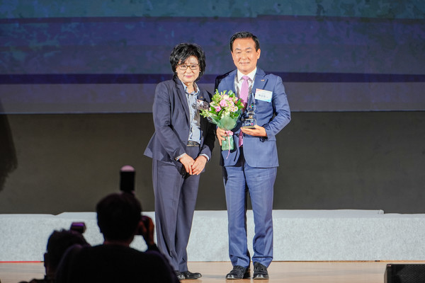 백성현 논산시장이 제60회 전국여성대회에서 우수지방자치단체장상을 수상했다.(사진 전현민 기자)