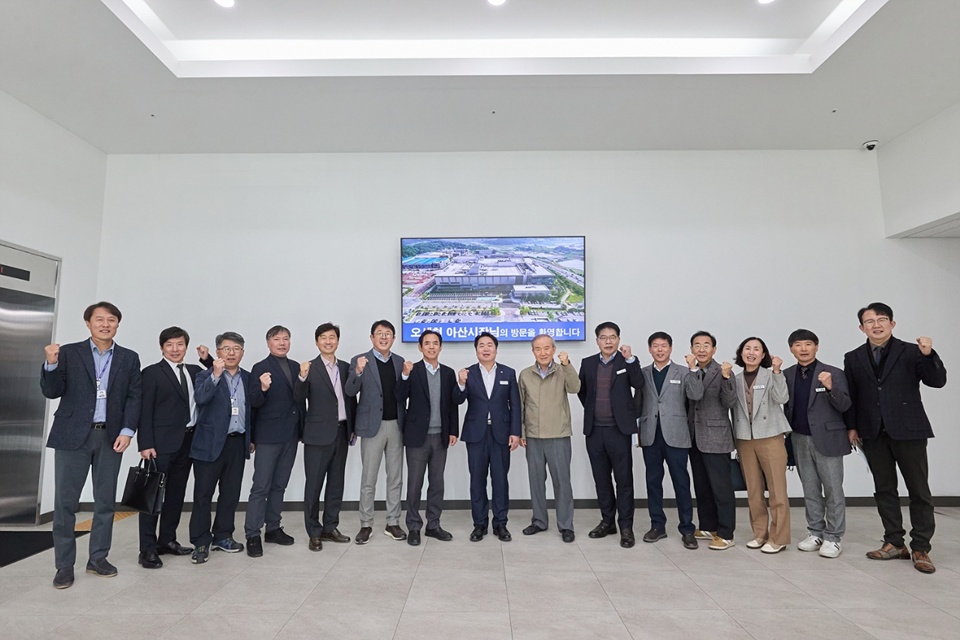 지난 17일 오세현 시장(중앙)이 하나머티리얼즈·하나마이크론 방문 사진(사진제공=아산시)