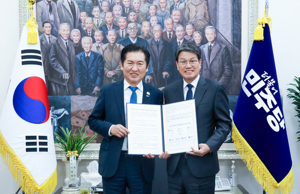 김돈곤(사진 오른쪽) 군수와 정청래 대표가 농어촌기본소득 시범사업 국비 상향 논의를 위한 만남을 가졌다. (사진제공=청양군)