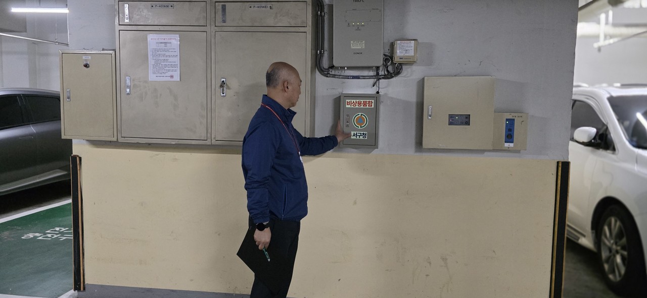 민간대피시설 비상용품함 설치 장면. (사진제공=대전 서구)